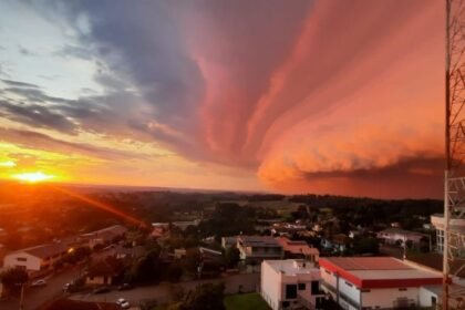 Chuva e rajadas de vento “de furacão“ deixam mais de 800 mil sem energia no Rio Grande do Sul