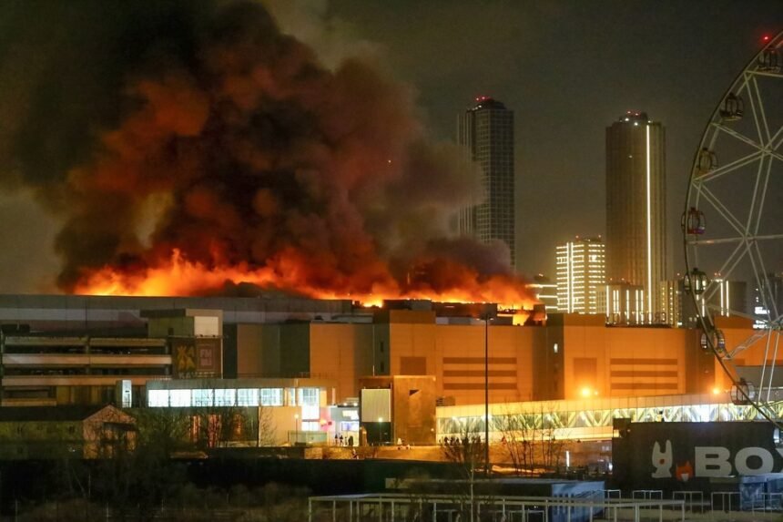 Incêndio após ataque a tiros deixou ainda mais vítimas fatais em Moscou — Foto: Sergei Vedyashkin/Moscow News Agency via AP