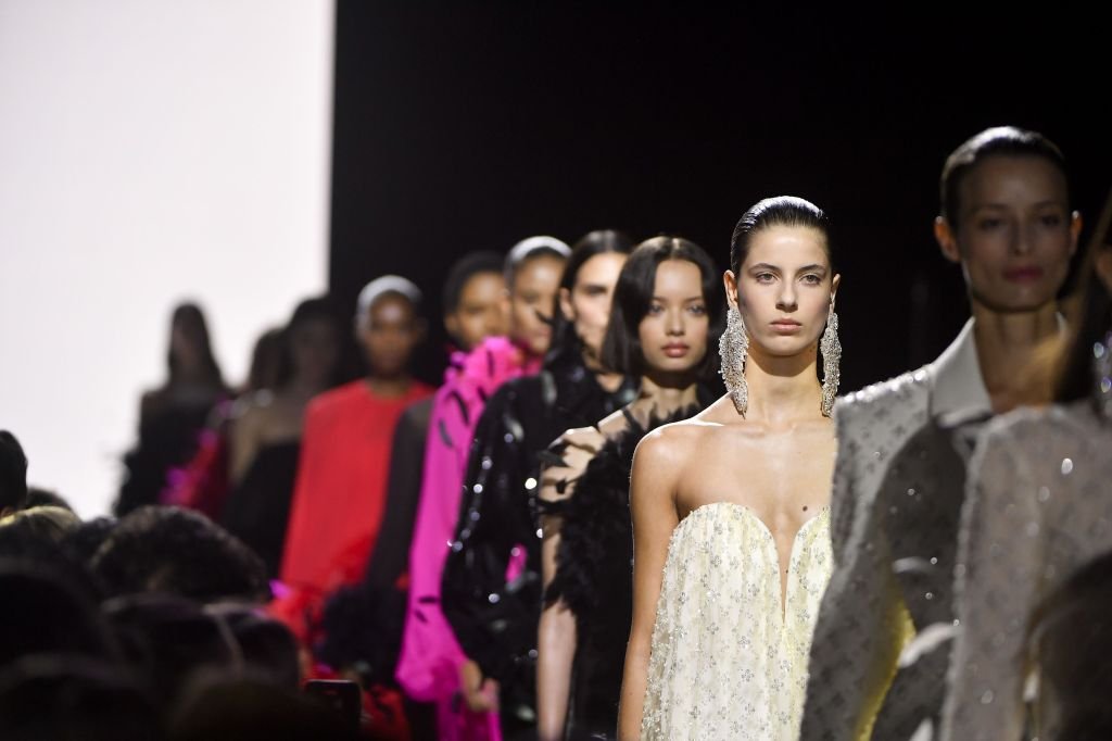 Reinaldo Lourenço celebra 40 anos com desfile de alta-costura