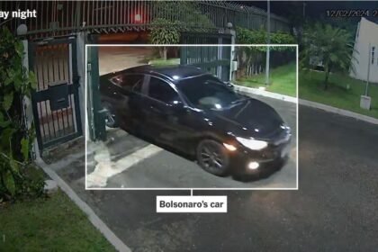 Carro de Jair Bolsonaro entra nas dependências da embaixada húngara em Brasília — Foto: Reprodução/New York Times