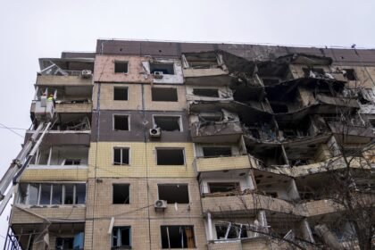 Parte das reservas seria destinada à reconstrução do país devastado pela guerra — Foto: Alex Babenko/AP Photo