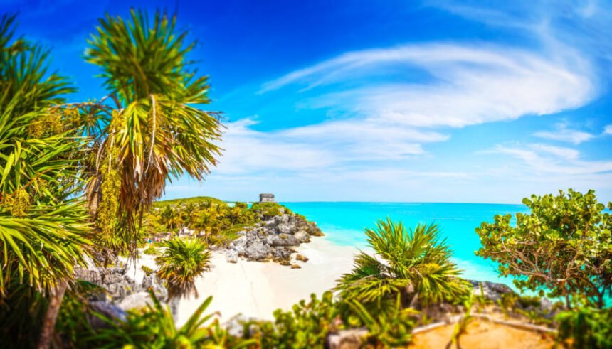 Ruínas de templo Maia em Tulum, na Riviera Maia, no México