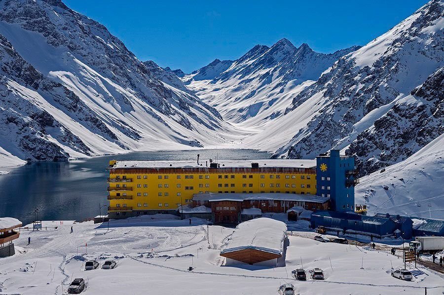 Vista panorâmica do Hotel Portillo com a Laguna del Inca ao fundo