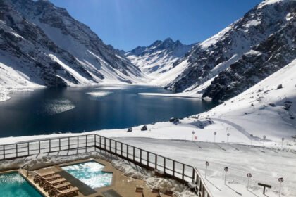 Piscinas aquecidas do resort ficam no meio da neve. Não deixe de levar roupa de banho!