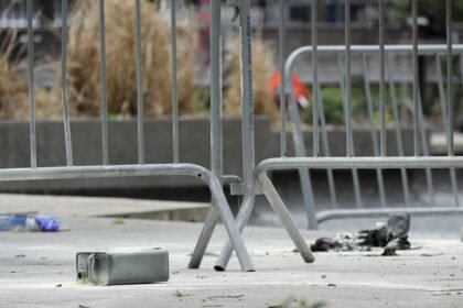 Local onde um homem se incendiou, no Collect Pond Park, em frente ao tribunal criminal de Manhattan, onde ocorre o julgamento de Donald Trump — Foto: AP Photo/Mary Altaffer