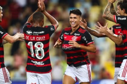 Flamengo derrota São Paulo e assume liderança do Brasileiro