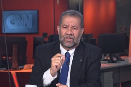 “Lula quis despolitizar papel das Forças Armadas”, diz Lupi à CNN sobre 60 anos do golpe