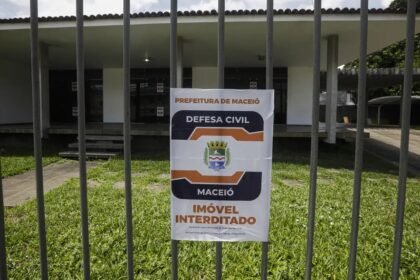 O Hospital Escola Portugal Ramalho, instituição pública e que promove atendimentos psicossociais, está interditado pois foi afetado pelo afundamento do solo em decorrência da exploração do sal-gema pela Braskem, em Maceió — Foto: Joédson Alves/Agência Brasil