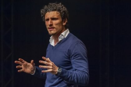 Marcéu Pierrotti reflete sobre fragilidade masculina e paternidade em espetáculo teatral