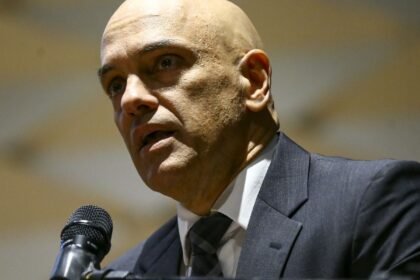 Moraes nega pedido para isentar X no Brasil de ordens judiciais