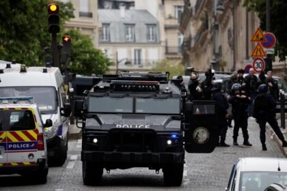 Polícia isola consulado do Irã em Paris onde homem ameaça se explodir