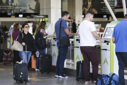 Com voos cancelados, aeroporto de Porto Alegre permanece fechado