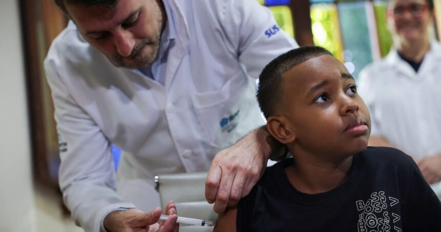 Cidade de São Paulo enfrenta falta de vacinas contra a dengue e covid-19; veja onde encontrar