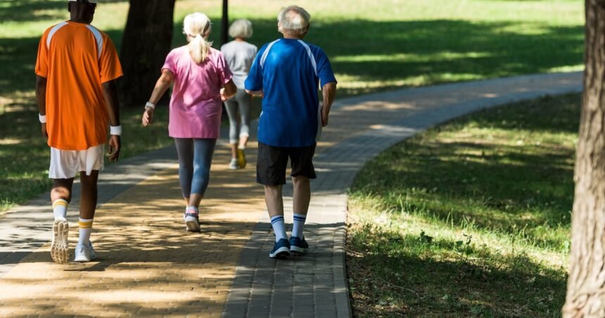 Dor nas costas: caminhada é uma poderosa aliada contra o problema