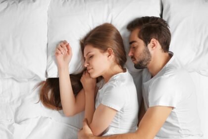 Dormir de conchinha faz bem? Especialistas do sono dizem que sim