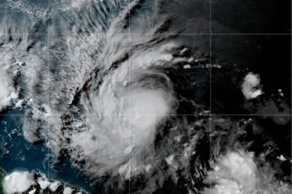 Furacão Beryl se fortalecendo sobre o Oceano Atlântico  — Foto: NOAA via AP