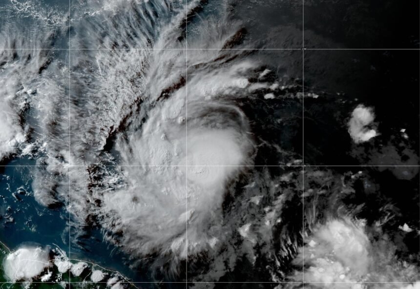 Furacão Beryl se fortalecendo sobre o Oceano Atlântico  — Foto: NOAA via AP