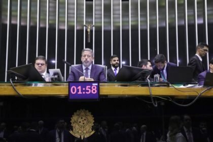 Presidente da Câmara, Arthur Lira, na sessão de votação do projeto sobre regulamentação da reforma tributária — Foto: Mário Agra/Câmara dos Deputados