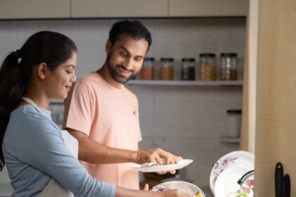 Odeia lavar louça e cozinhar? Saiba como tarefas domésticas podem reduzir risco de Alzheimer