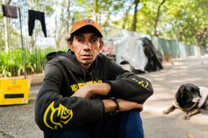 Cícero mora na rua com esposa e filho, e anda 20 km por dia carregando cerca de 900 kg de materiais recicláveis para vender — Foto: Gustavo Ortiz/Divulgação