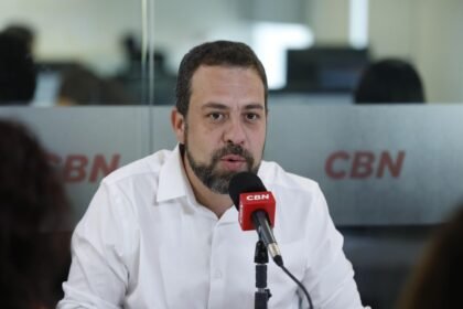 Guilherme Boulos, candidato do Psol à Prefeitura, em sabatina do Valor, O Globo, Extra e CBN — Foto: Edilson Dantas/Agência O Globo