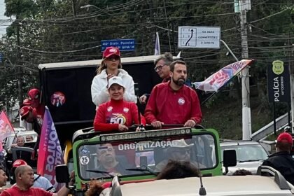 Ao lado de Marta, Boulos faz carreata pelas ruas de Perus — Foto: Lucas Ferraz/Valor